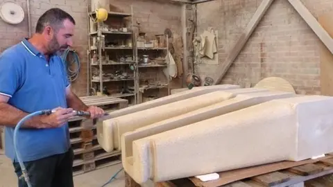 El picapedrer Domènech Altarriba treballa les gàrgoles al seu taller