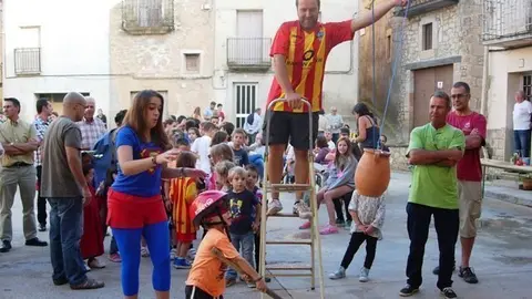 Grans i petits es diverteixen amb les cucanyes a la plaça