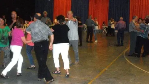 Les sessions de ball tenen lloc cada diumenge a les set de la tarda