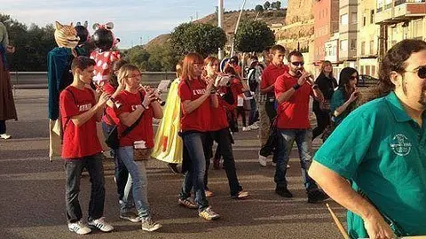Els Grallers de l&#39;Arreu en el cercavila de Fraga, amb la resta de colles participants.