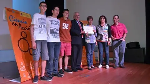 Els alumnes guardonats amb els tutors de l'Institut Terres de Ponent de Mollerussa.