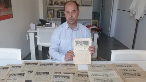 Josep Segura, coordinador de l'Espai Macià, mostra els exemplars de la revista "Horitzó"