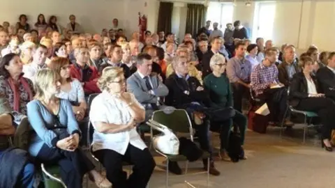 La sala es va quedar petita per acollir tot el públic, entre el que s'hi va trobar la presidenta d'Òmnium Cultural, Muriel Casals