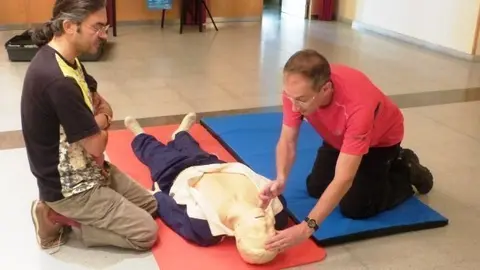 Cinc professionals mèdic ensenyen què cal fer davant una situació d'aturada cardíaca