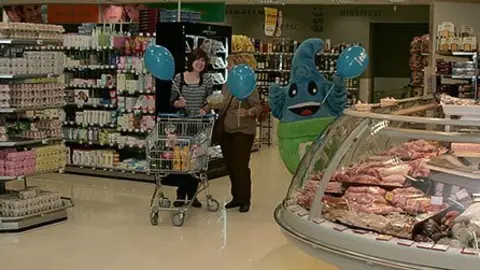 La mascota de la companyia va saludar als clients del primer dia d'activitat.