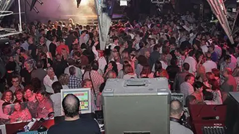 La sala de la discoteca Big-Ben va tornar a rememorar els plens dels millors anys.