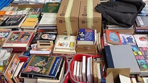 Imatge de part del material donat per l'escriptor i pensador argentí Joan Benavent.