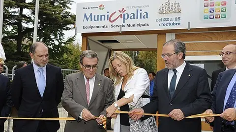 La vicepresidenta Joana Ortega,  Joan Reñé i l'alcalde Àngel Ros, inauguren Municipàlia.