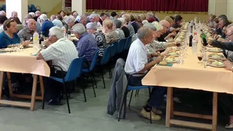 Les membres de l'associació Sant Sebastià es reuneixen en un dinar de germanor.