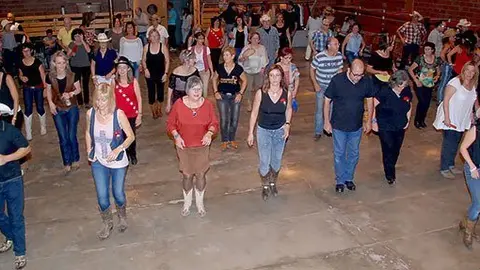 La Sala de Ball de Sidamon va acollir la festa solidaria al ritme del Country.