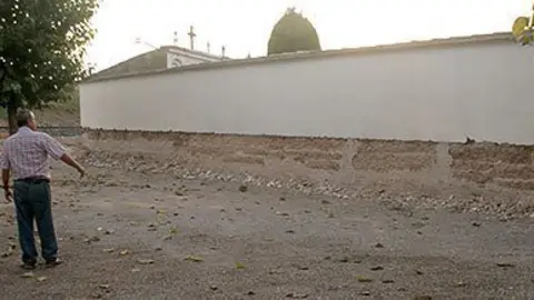 L'alcalde Jordi Calvís visita les obres de millora del cementiri.