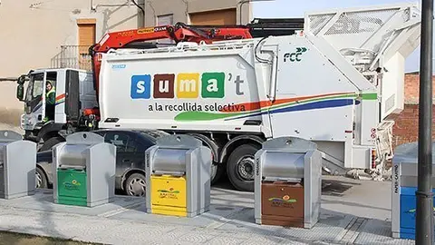 El vehicle de la recollida en una àrea d'aportació al municipi de Golmés.