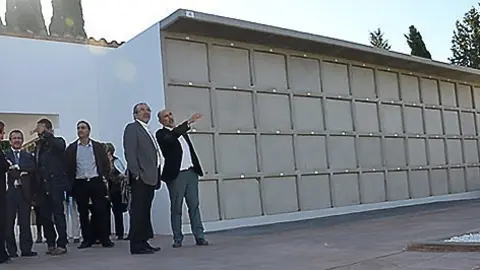 El president Joan Reñé en una visita a l'ampliació del cementiri de Soses.