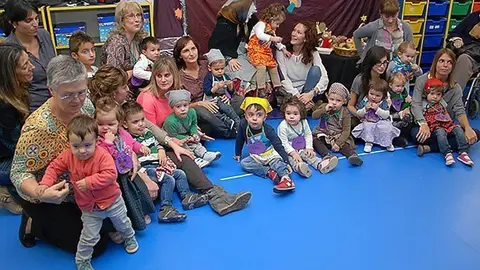 La Castanyera va visitar la llar d&#39;infants La Tenalla, repartint dolços als petits de Sidamon.