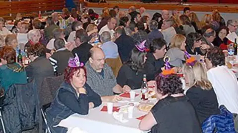 Els veïns de Sidamon van participar en un sopar amb motiu de la festa de la Castanyada.