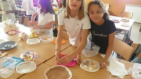 Els alumnes de l&#39;escola Pompeu Fabra preparen panellets.     