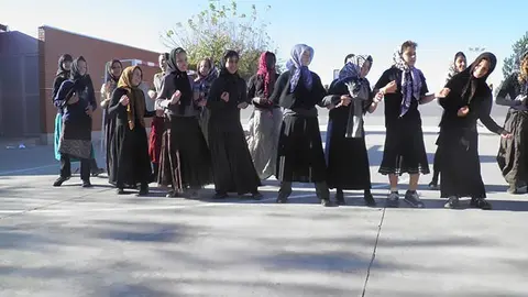 Els alumnes del Pompeu Fabra de Mollerussa es disfressen de castanyeres.