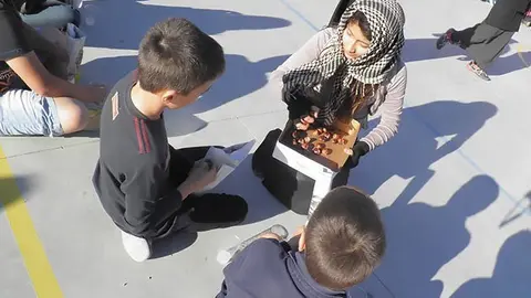 La castanyera reparteix les castanyes entre els alumnes de l&#39;escola Pompeu Fabra.