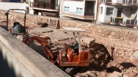 Les obres se centren en l&#39;adeqüació i pavimentació de l&#39;espai exterior, el que és el sostre de l&#39;edifici
