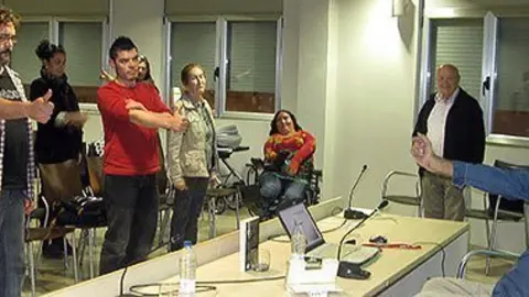 Francesc Granja fa participar al públic en la sessió del taller d'emocions, a Golmés.