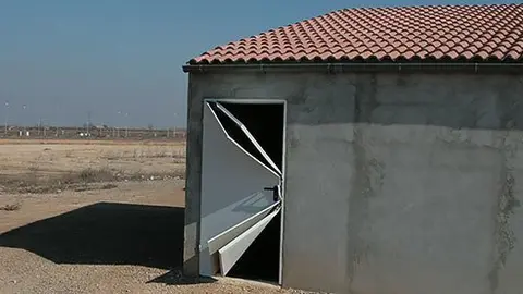 La porta de la sala de màquines del polígon industrial de Bell-lloc que va ser forçada pels lladres.