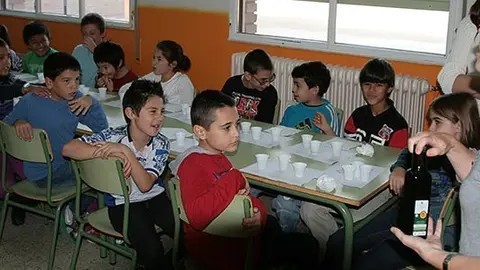 Els alumnes van atendre a les explicacions sobre les qualitats de l&#39;oli d&#39;oliva verge extra.