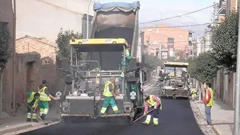 Les obres han començat amb l'asfaltat de les travesseres urbanes de Linyola.