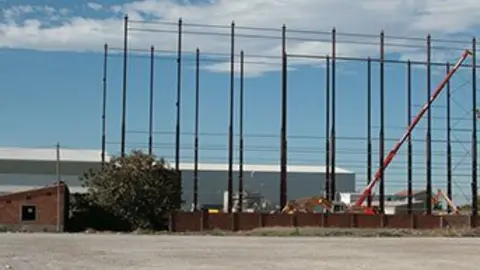 La primera fase del projecte pren forma amb l'estructura del magatzem.