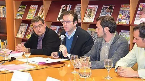 L&#39;alcalde Marc Solsona va participar en la revista Mascançà a la Biblioteca Jaume Vila.