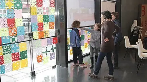 Els participants han decorat el vestíbul del Teatre L&#39;Amistat amb retallables de paper.