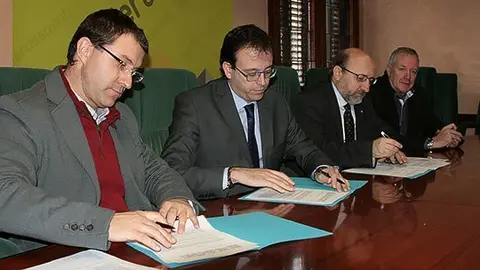 Àlex Català, Marc Solsona, i Pere Torres signen el conveni de col·laboració.