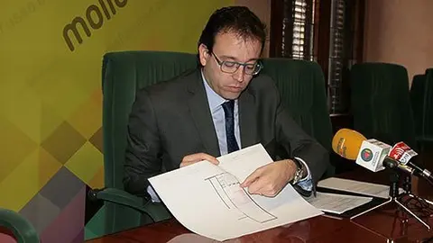 L'alcalde Marc Solsona presenta el projecte de rehabilitació de la Sala de Ball de L'Amistat.