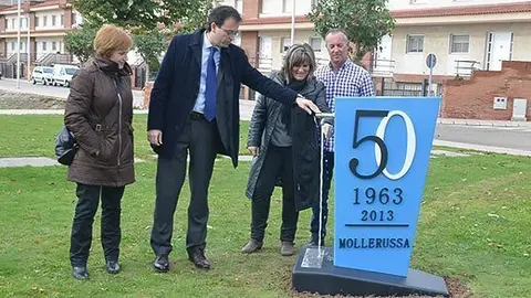 L&#39;alcalde Marc Solsona i membres de la Colla del 1963 van visitar la nova font als Negrals.