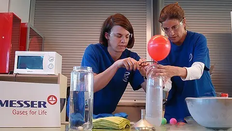 Els professors van dur a terme alguns experiments amb gasos comprimits.