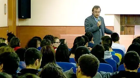 Al voltant de 200 estudiants van escoltar la conferència del Dr. Manuel Portero.