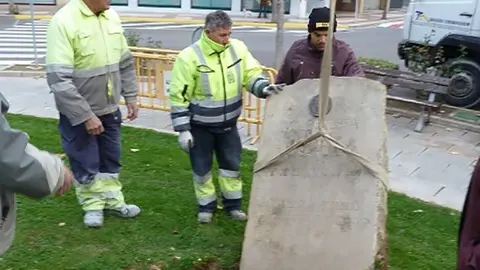 Imatge del moment en que es retirava la pedra del monument a La Sardana.
