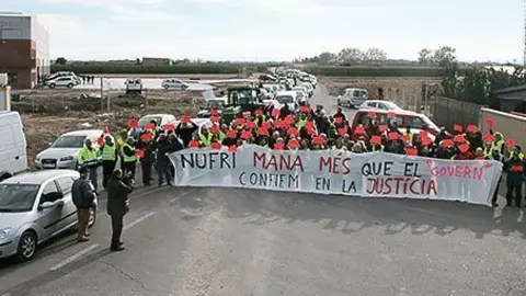 Els participants en la manifestació van desplegar una pancarta i van llegir un manifest.