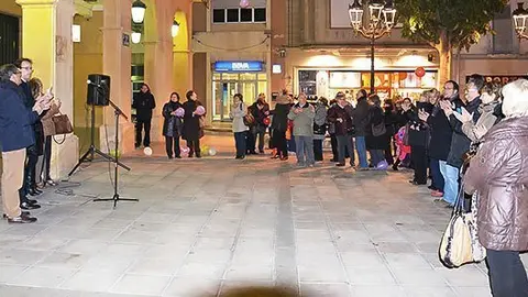 Acte de sensibilització contra la violència de gènere a la plaça de l&#39;Ajuntament de Mollerussa.