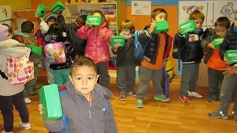 El consell Comarcal va distribuir carmanyoles per portar l'esmorzar al col·legi.
