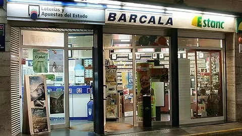 Imatge de l'establiment, amb l'administració de loteries i l'estanc a Mollerussa.