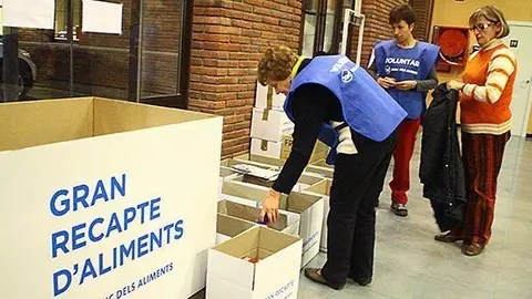 Voluntaris d'Ivars d'Urgell participen en la campanya del Banc d'Aliments.