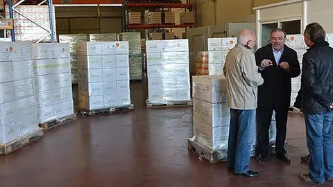 Joan Segura, Joan Reñé i Joan Saura visiten el magatzem del Banc d'Aliments a Lleida.