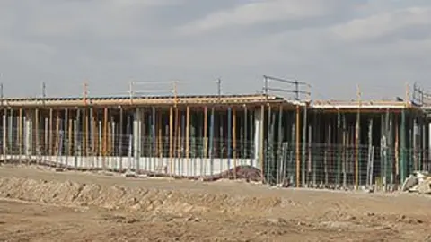L'edifici es troba a la zona esportiva i educativa de Fondarella.