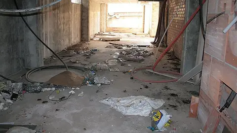 Estat de deteriorament en el que es troba l'edifici del carrer Montsec de Mollerussa.