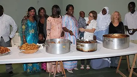 La Mercè Barberà comparteix les activitats amb el col·lectiu de senegalesos.