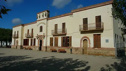 Imatge de la plaça i l'edifici consistorial del Poal.