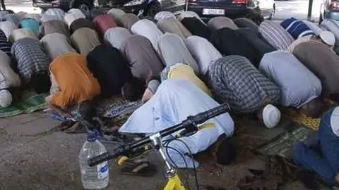 Plegaries del col·lectiu musulmà de Lleida en el mes del Ramadan.