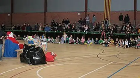 El Paper Noel va arribar al Pavelló 11 de Setembre en un vehicle elèctric Renault.