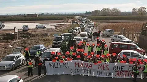 Una de les accions del veïns del Poal davant dels terrenys on es vol construir la planta.