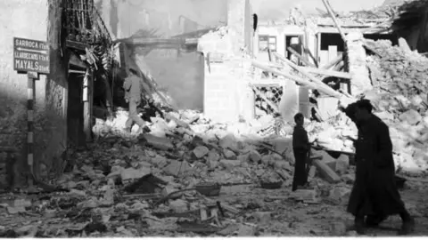 Plaça de La Granadella, bombardejada